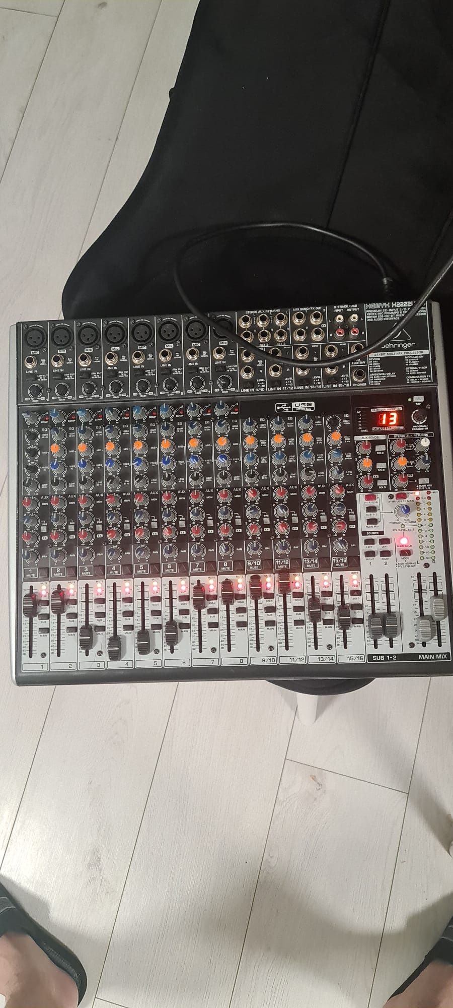 Mixer behringer pasiv 1000lei sau schimb cu boxa activa