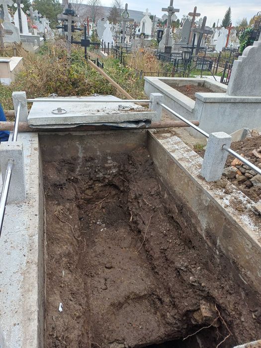 Vând loc de veci/cripta