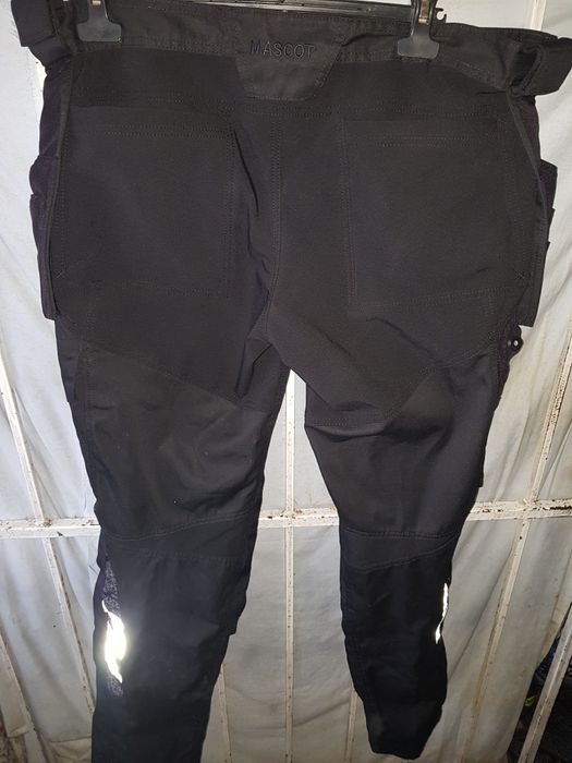 Mascot pantaloni de salopeta