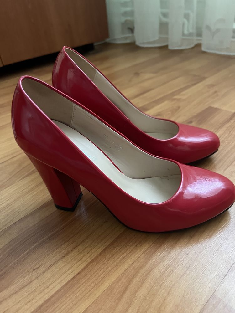 Pantofi roșii lucioși, 37