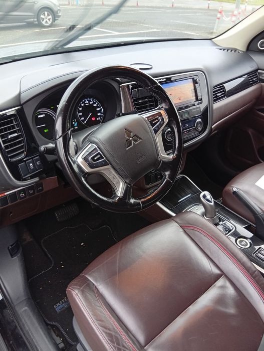Vând Mitsubishi Outlander Hibrid