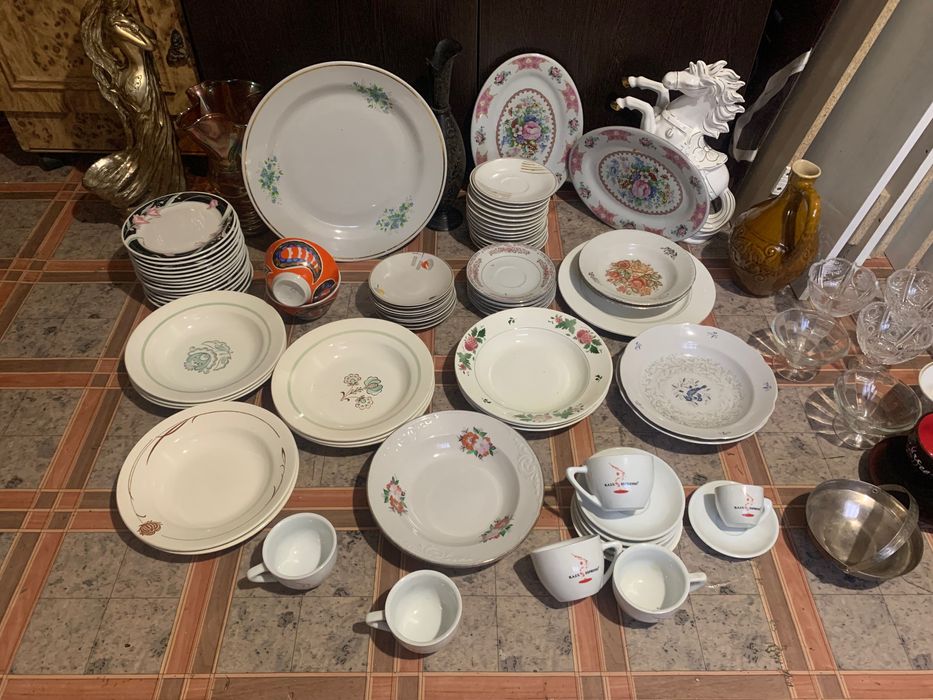 Посуда тарелки рюмки чайник заварочный вилки ложки кружки молочники