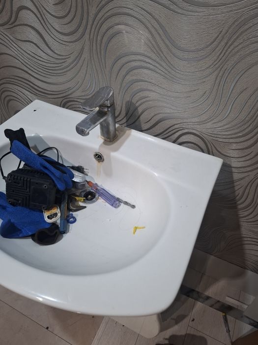 Продам тумбу с раковиной и смеситель