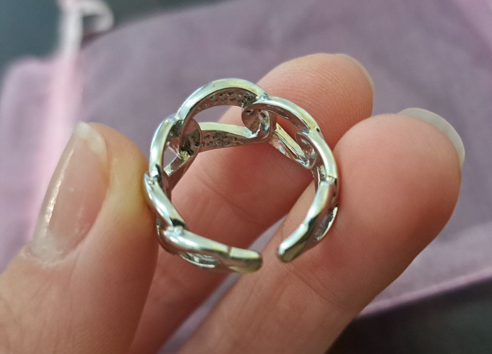 Нов регулиращ се пръстен с кристали.