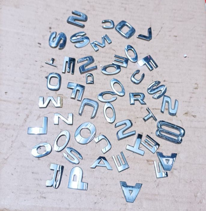 Litere cifre diverse simboluri stemă siglă