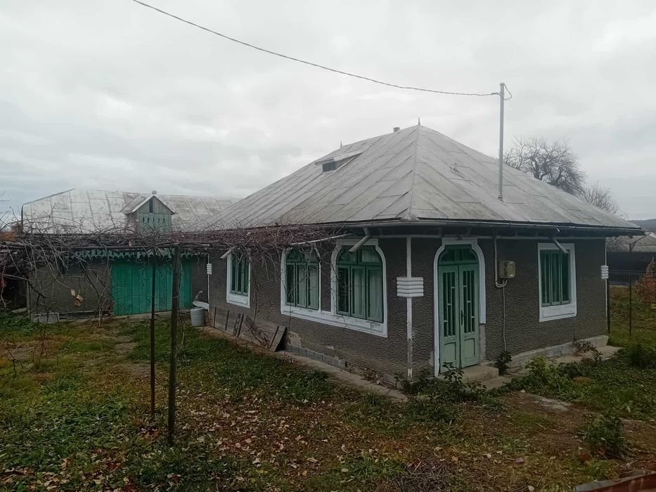 Casa Bodesti 50mp 2 camere bucataria anexe la sosea cu 1500mp teren