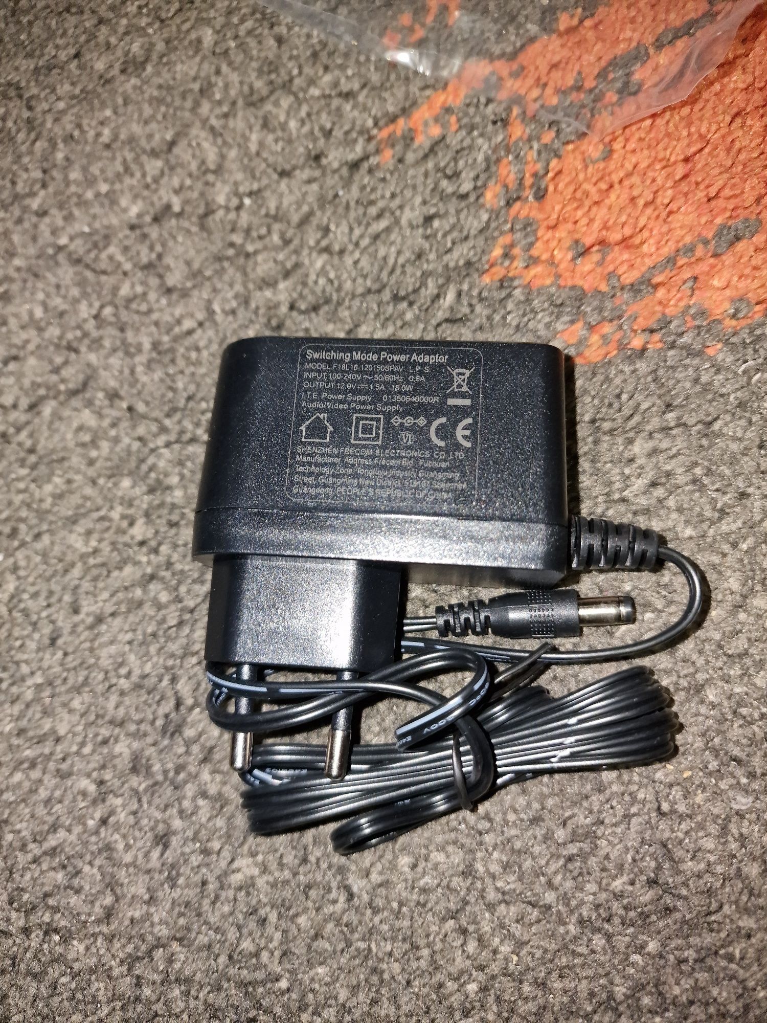 Adaptor / incarcator 18W/12V