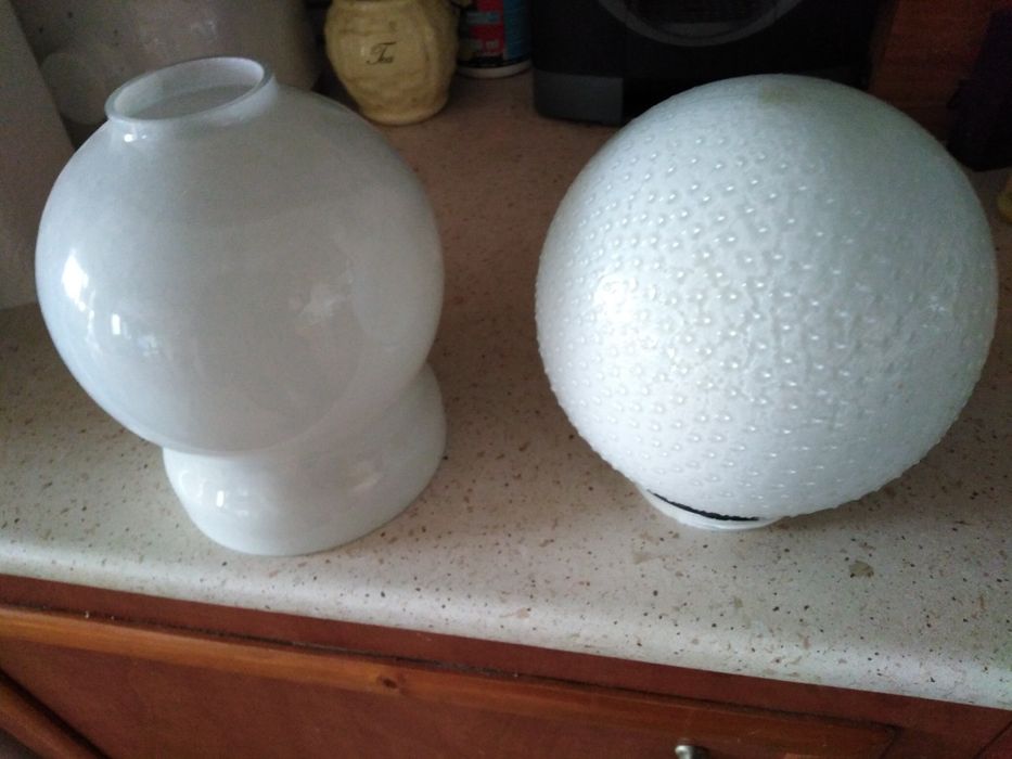 Лампиони, остана само този в дясно