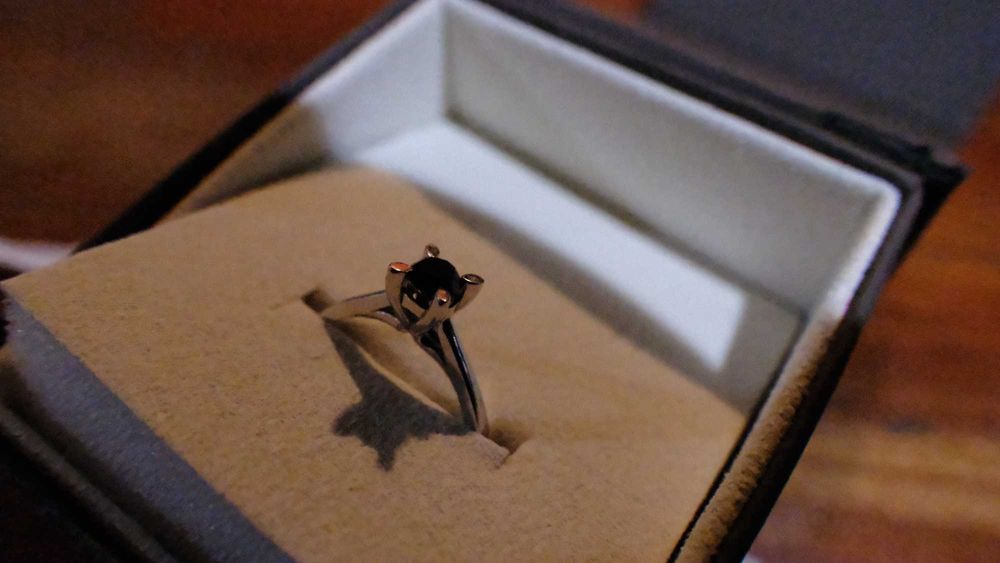 Годежен пръстен от бяло злато и черен диамант