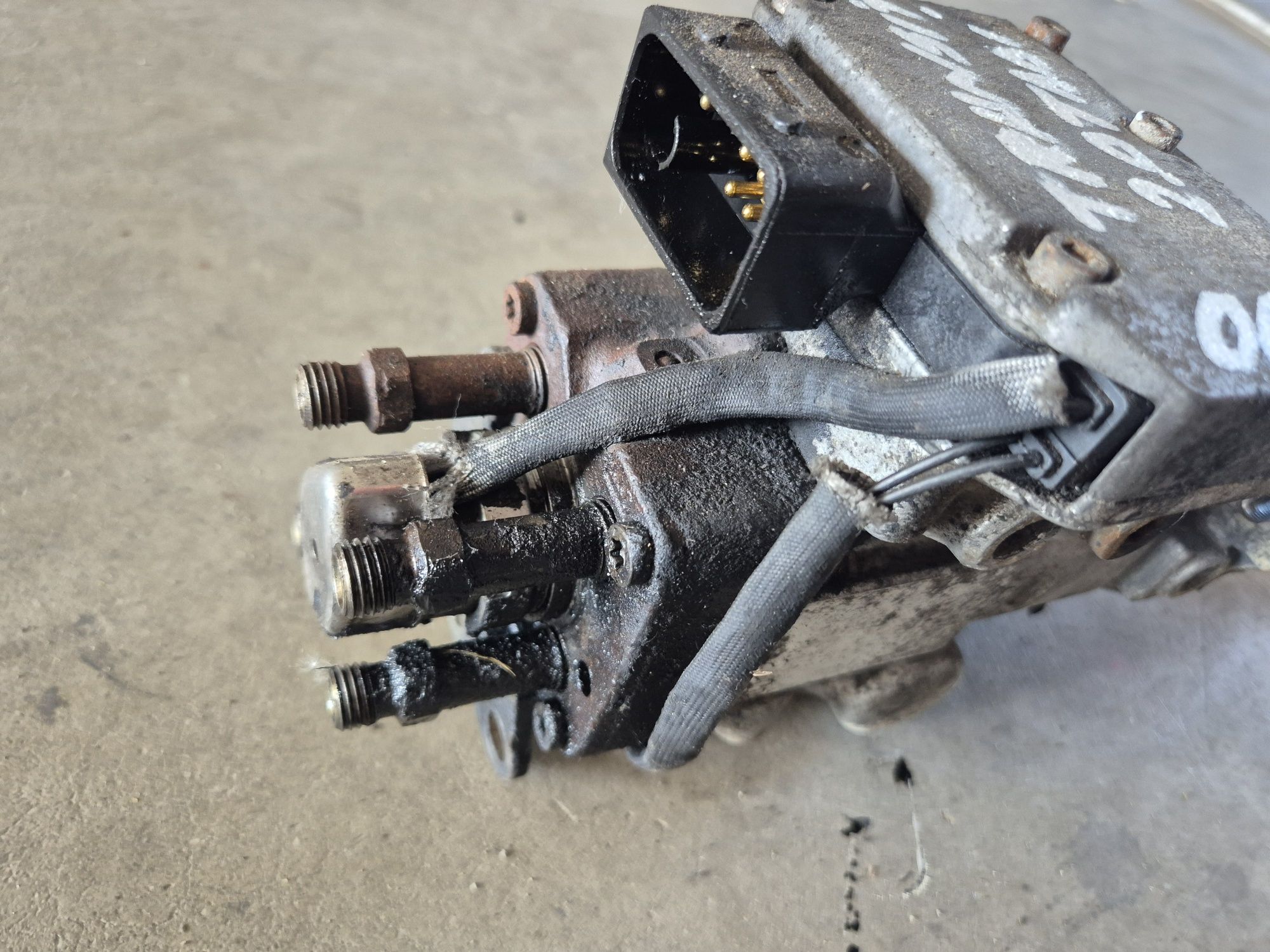 Pompa de injecție ford transit 2.0 tddi cod 0470004004