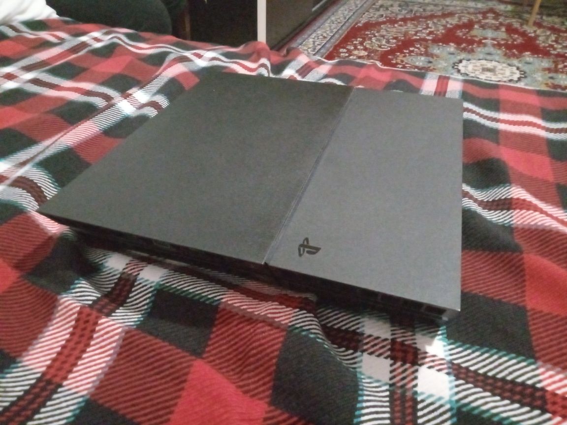 Playstation 4 с два джойстика и две игри