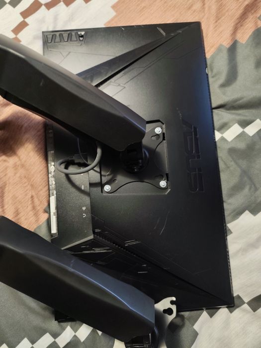 Monitor gaming Asus și suport Deltaco arm1300 2 monitoare