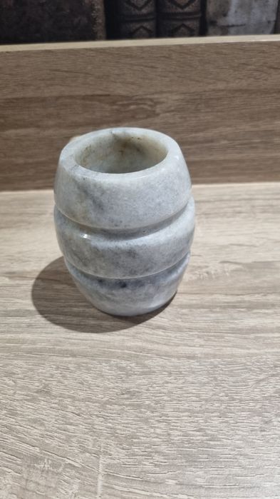 Мраморна малка ваза