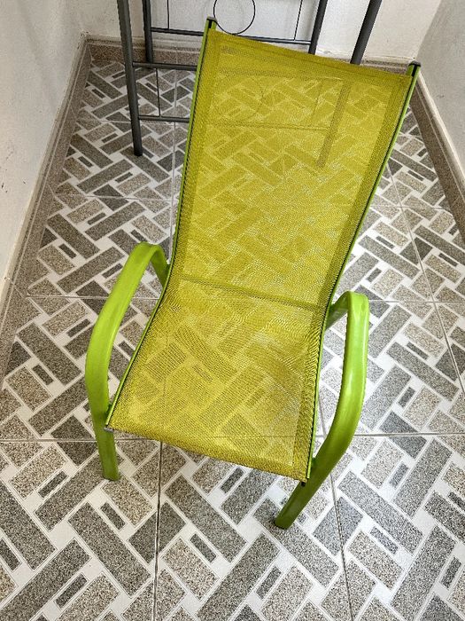 Scaun verde din metal rezistent