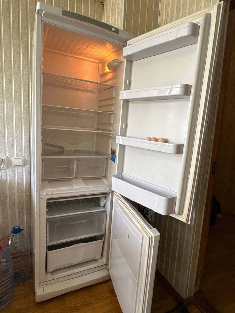 Продается холодильник Индезит ,мотор новый,внутри всё в хорошем