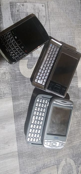 Телефони три броя