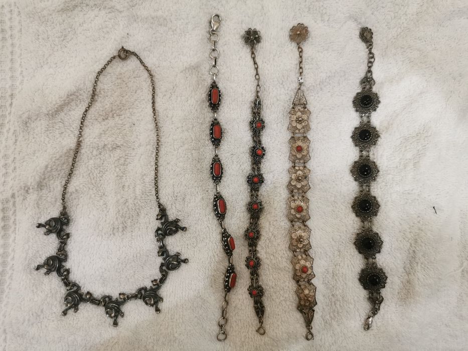 Сребърни гривни от филигран