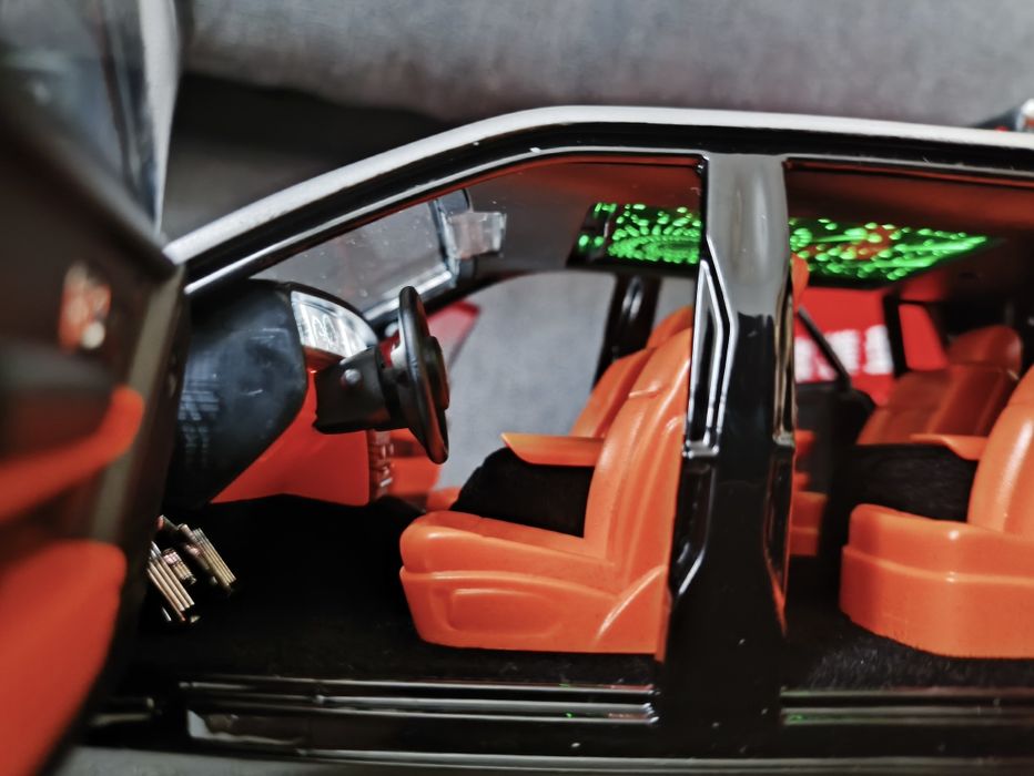 Vand macheta Rolls Royce cu sunet si lumini scara 1/18