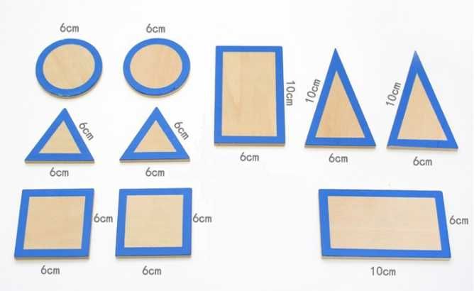 Сини геометрични елементи Монтесори в кутия с поставки и знаци