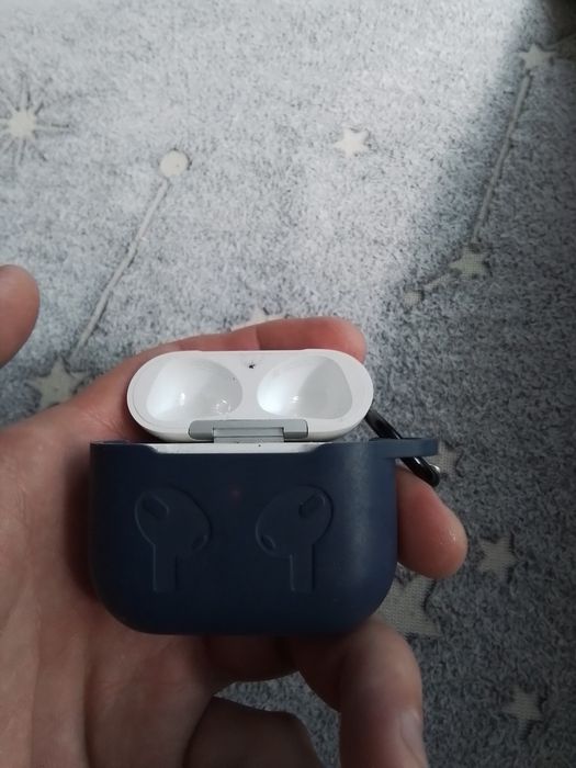 Продам кейс от наушников air pods оригинал срочно!