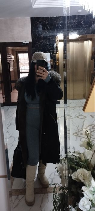 Продам Парку черного цвета  ,зимняя , очень теплая , с подкладом и мех