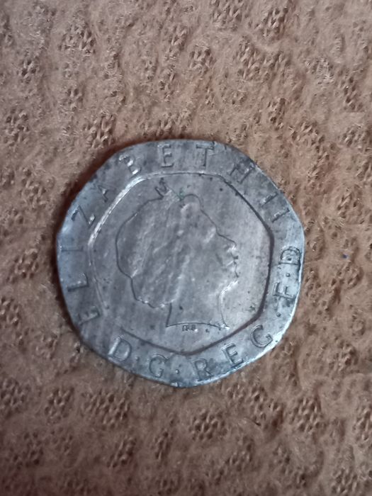 Vând moneda cu Elizabeta a ll a