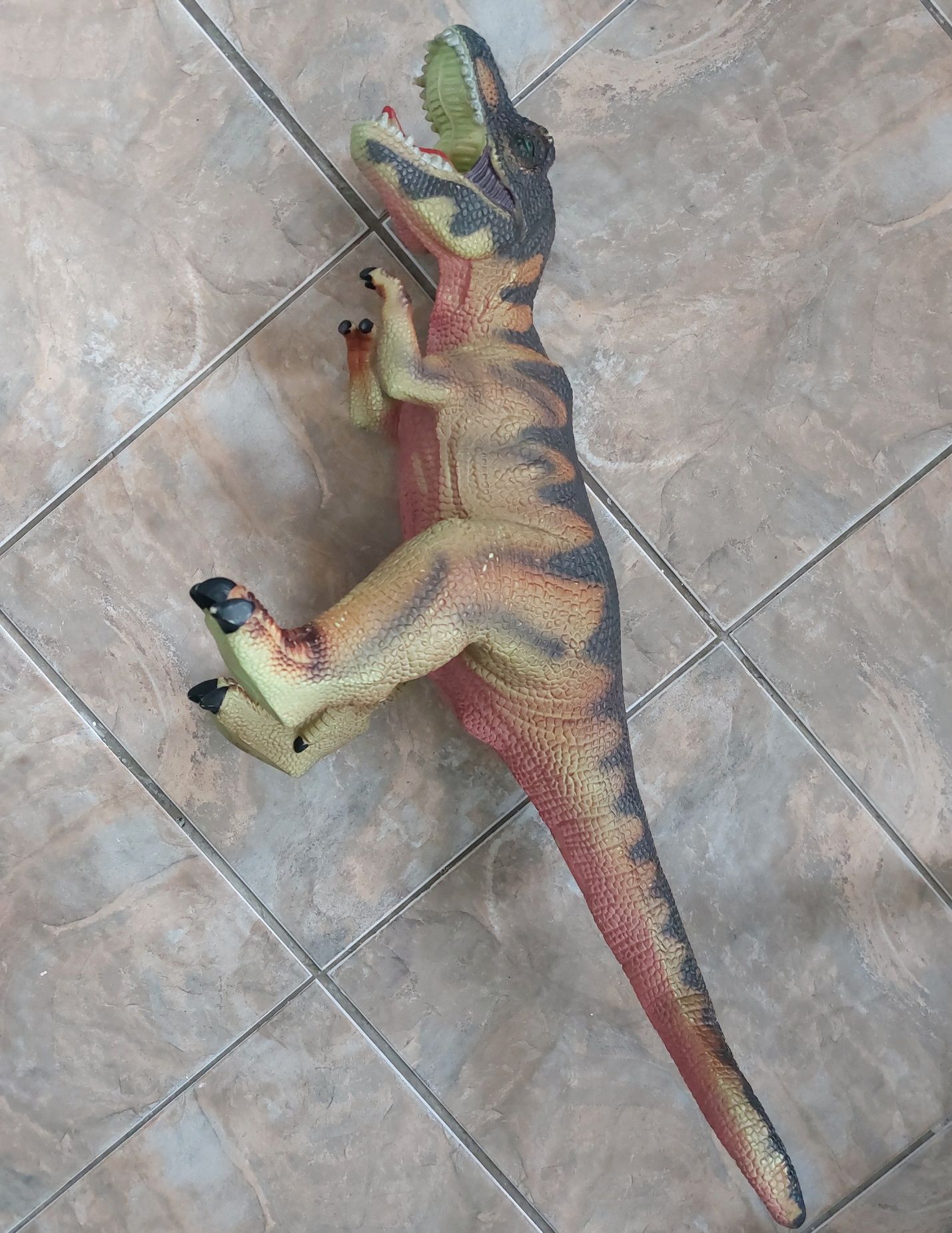 Динозавр большой резиновый со звуком