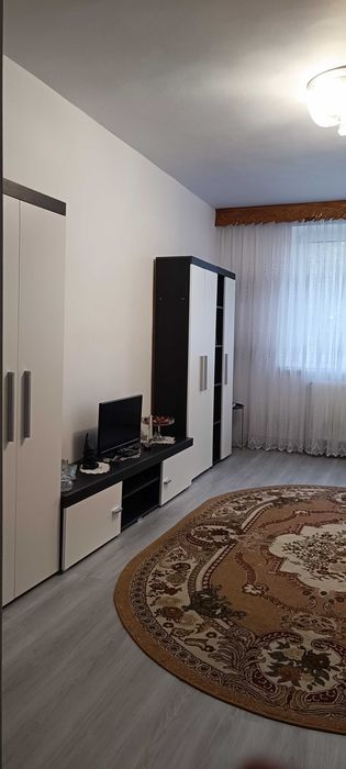 Închiriez apartament 3 camere
