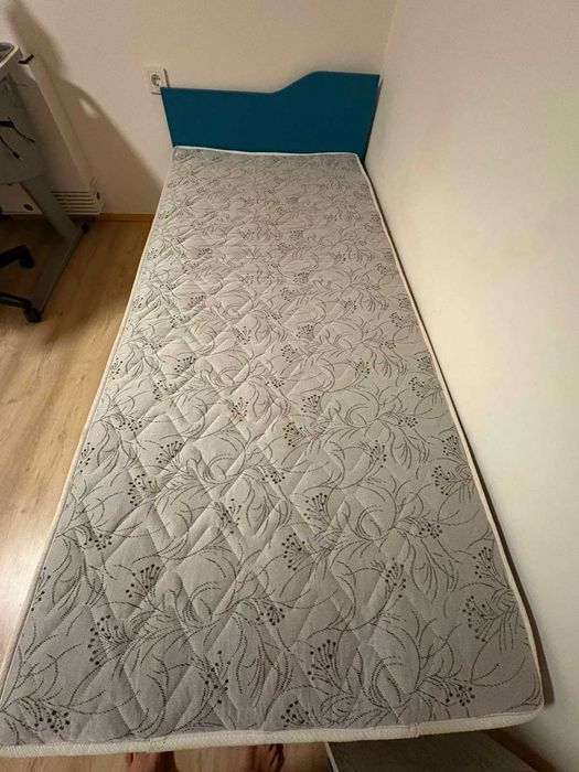 Продавам единично легло с матрак