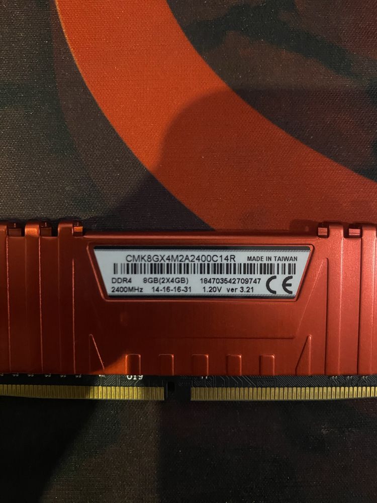 RAM памет Corsair Vengeance 2x4GB Kit - Red 2400Mhz