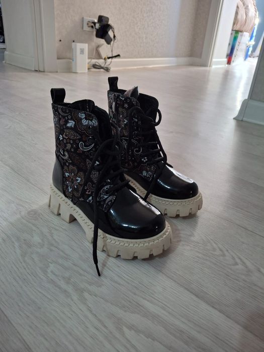 Продам детскую зимнюю обувь