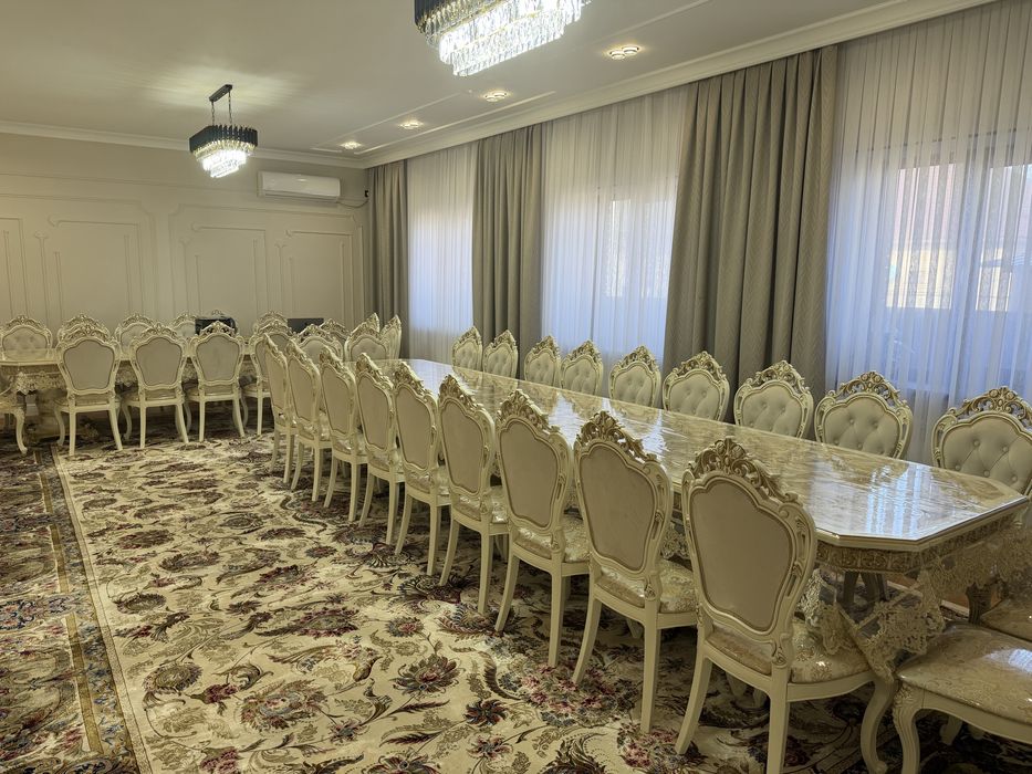 Продается гостевой стол и стулья.