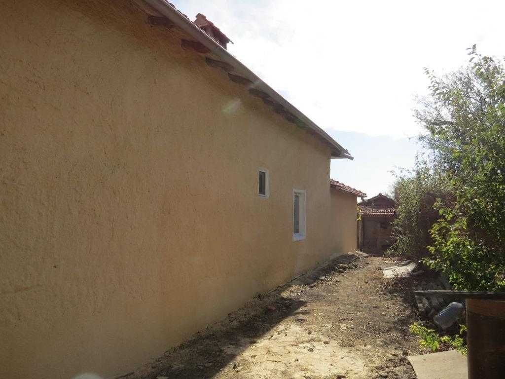 Частично ремонтирана къща в село Кардам