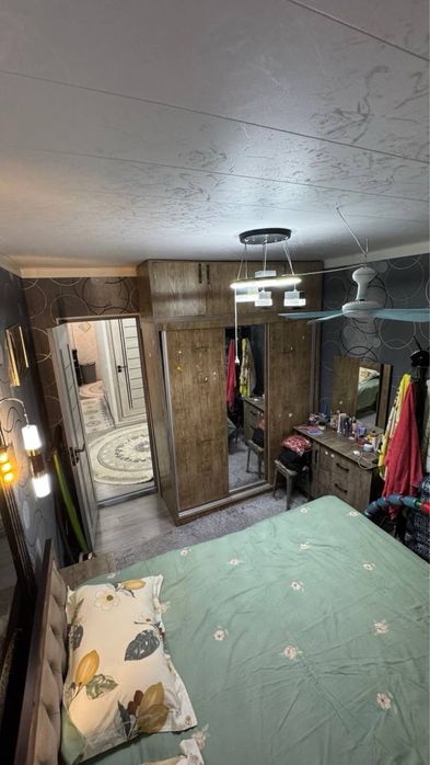 Продается квартира Чиланзар 8 кв 3в4/4/4 кирпич балкон 2/6