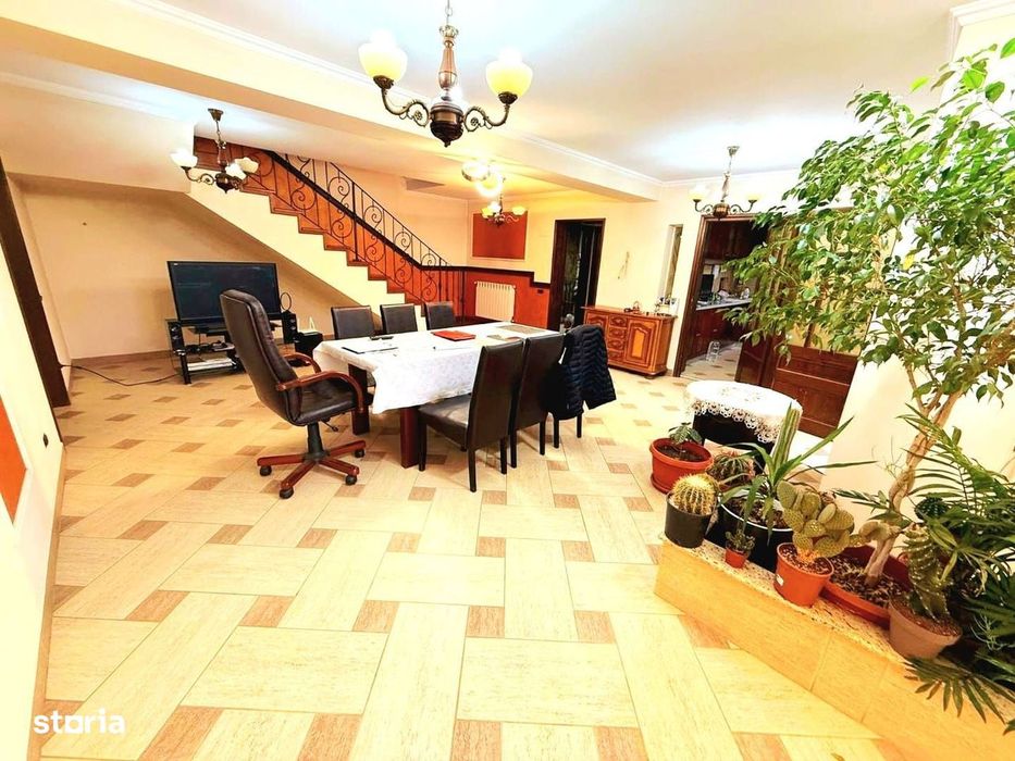 Cauți o casă mare sau spațiu pentru business? Aici le ai pe ambele!