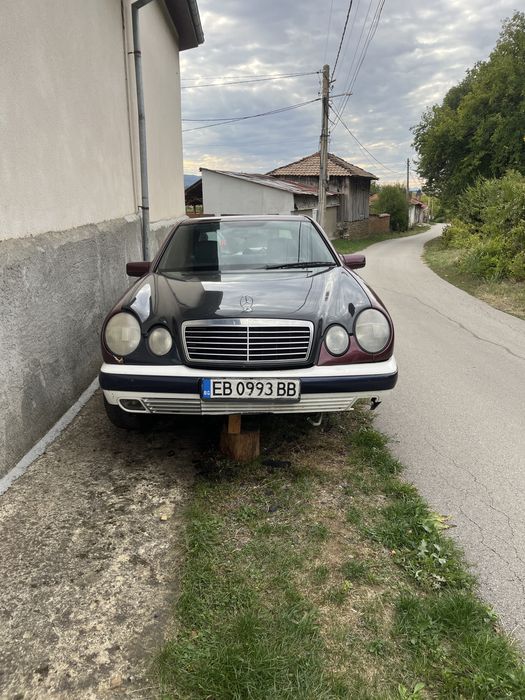 Продавам Мерцедес E200
