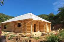Construim cabane și case tip A 
Câteva din avantajele caselor din lemn