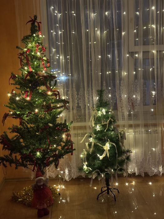 Елка примерно 2 метра+ гирлянда+ пышная мишура+ленты