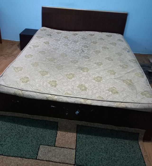 Vând pat cu saltea