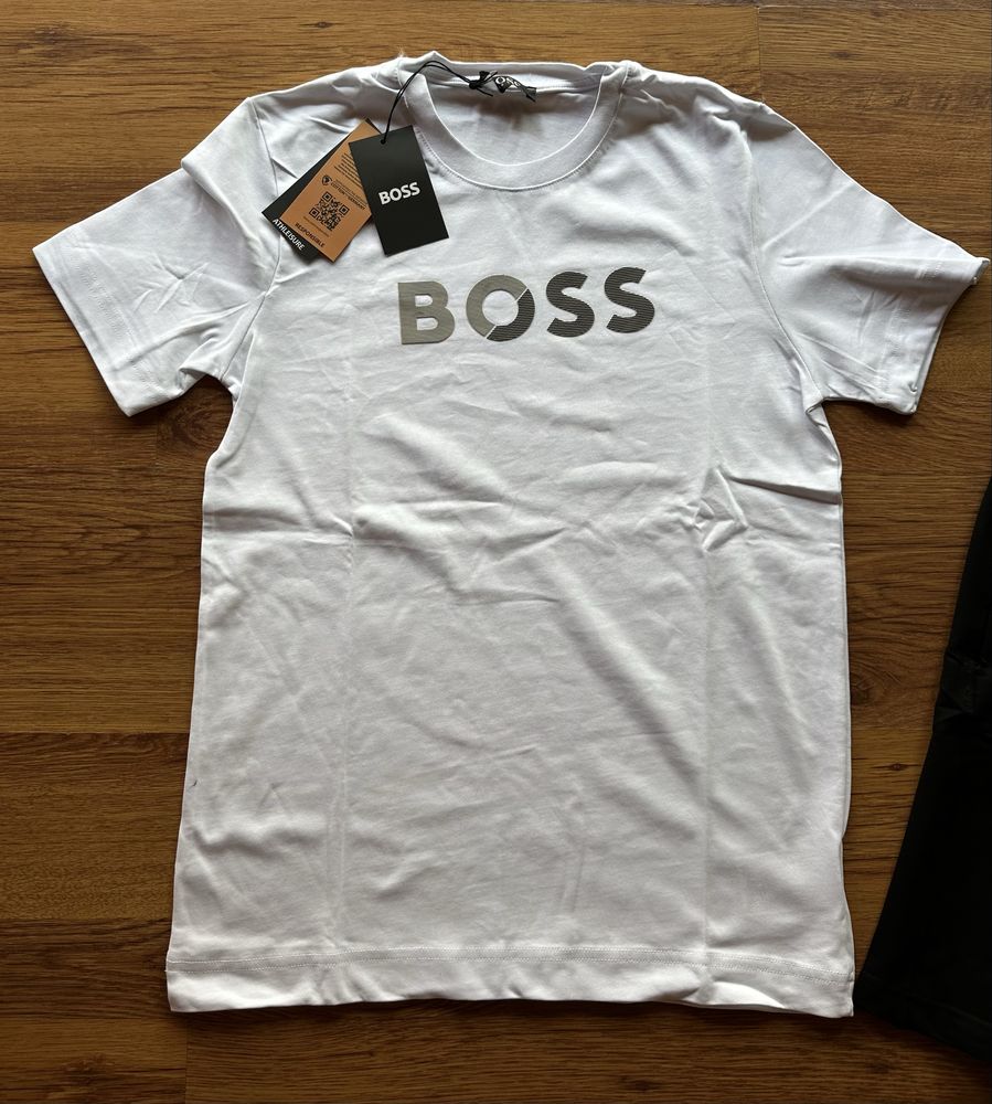Мъжки,памучен,къс екип Hugo BOSS с бяла тениска,гумирано лого