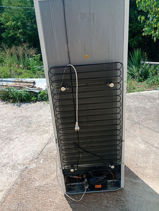 Продавам два броя хладилни витрини и фризери