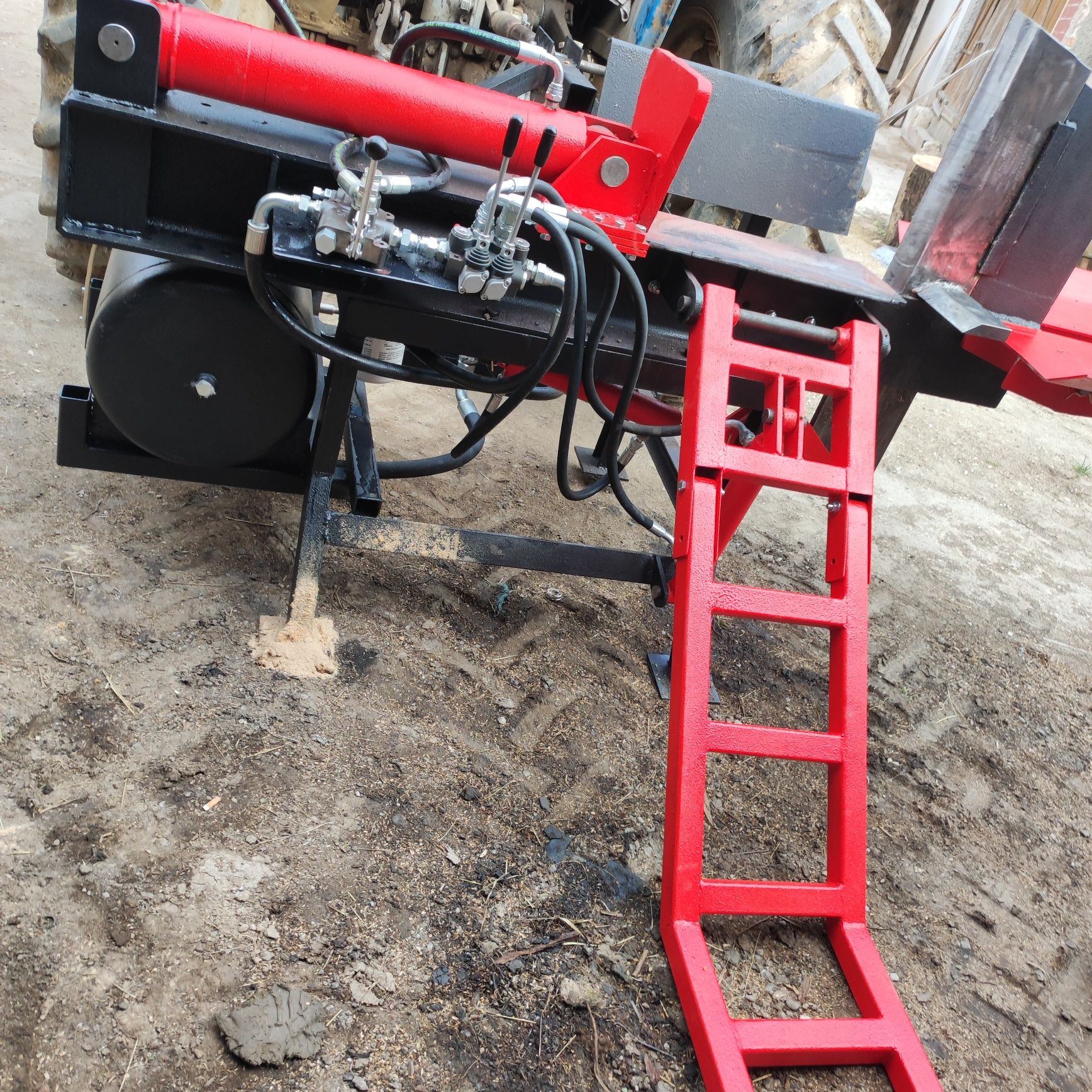 Crepator lemne după tractor