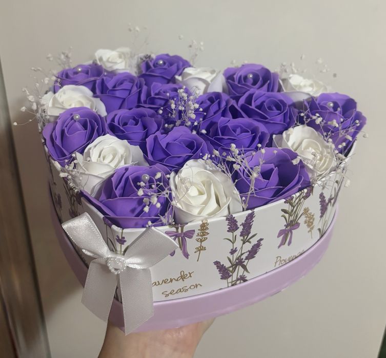 Cutie aranjament trandafiri din sapun