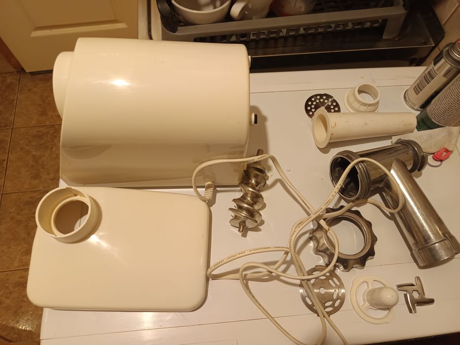 Vând mașina de tocat carne electrica