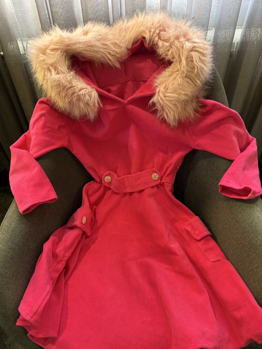 Рокля с голяма качулка обшита с пух