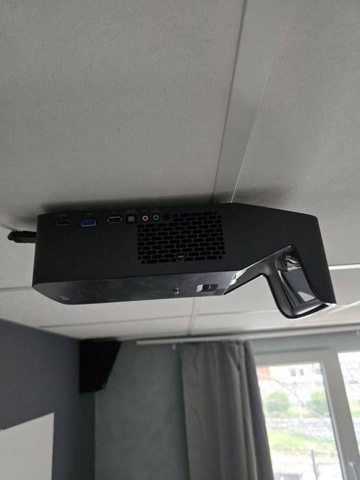 Късофокусен проектор за домашно кино LG