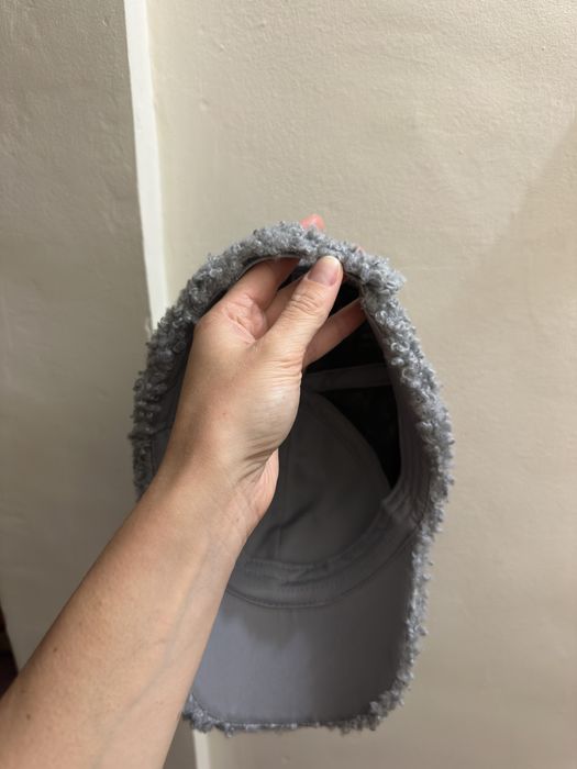 Зимна шапка с козирка H&M