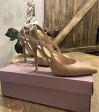 Стилни обувки на марката Derimod