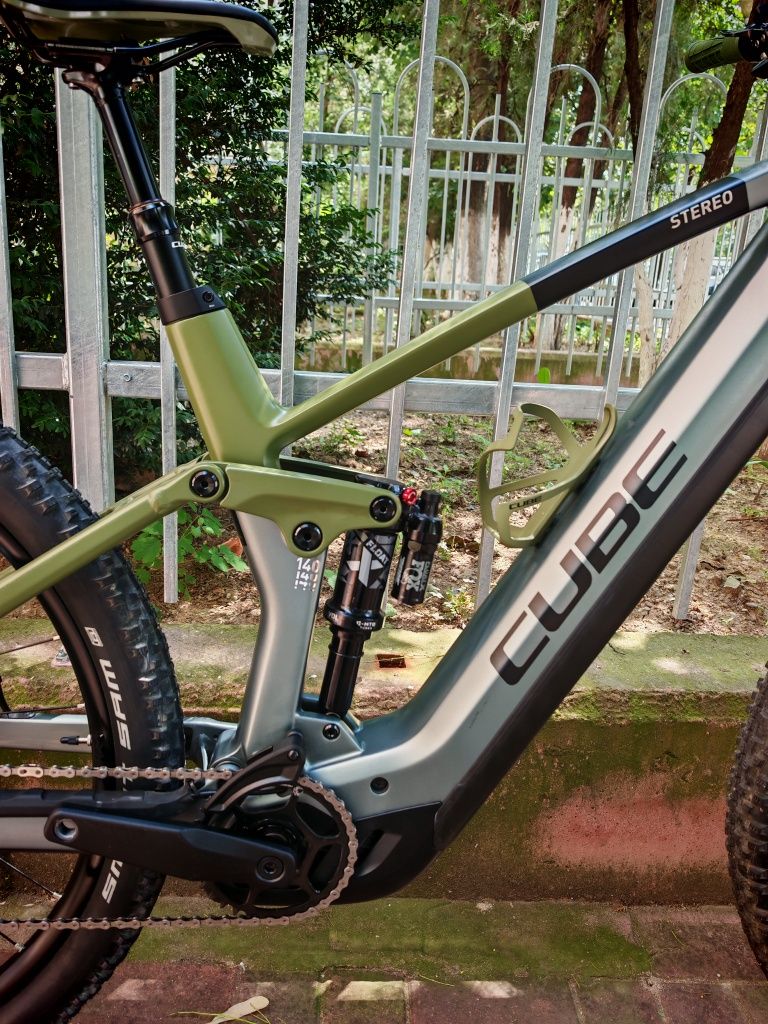 Bicicleta electrica full suspension carbon Cube Stereo Hibrid 140 HPC