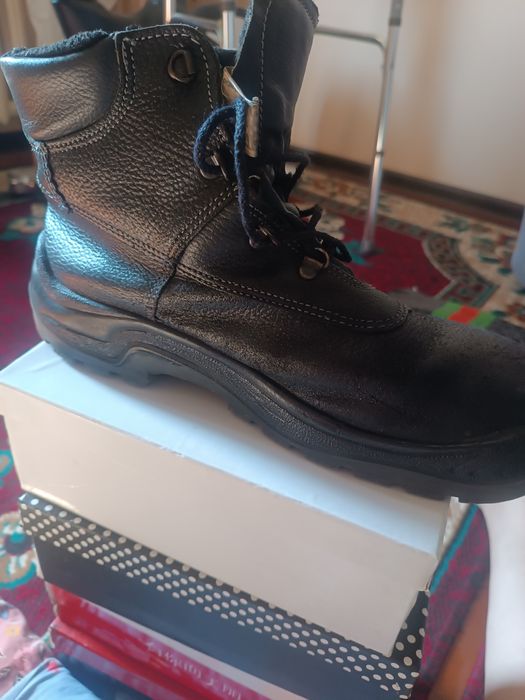 Срочно продам ботинки